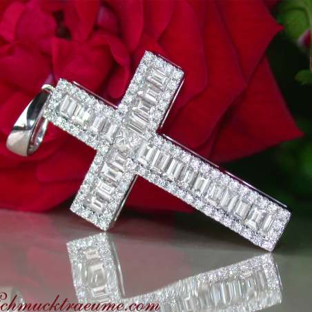 Ausgesuchter Kreuz Anhänger mit Baguette Diamanten