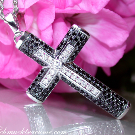 Kreuz Anhänger mit schwarzen Diamanten