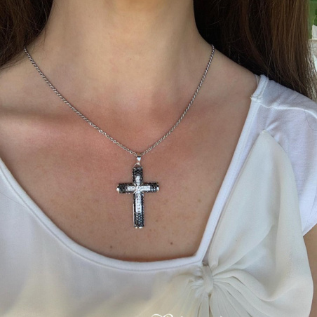 Kreuz Anhänger mit schwarzen Diamanten
