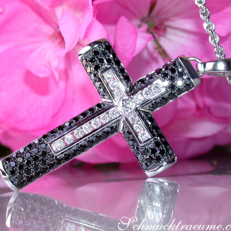 Kreuz Anhänger mit schwarzen Diamanten