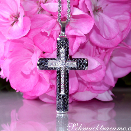Kreuz Anhänger mit schwarzen Diamanten