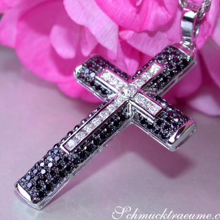 Kreuz Anhänger mit schwarzen Diamanten