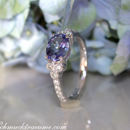 Femininer Tansanit Ring mit Brillanten