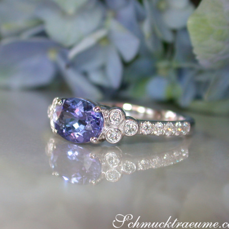 Femininer Tansanit Ring mit Brillanten