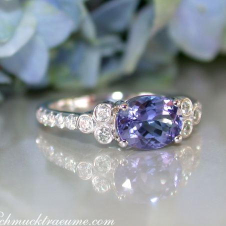 Femininer Tansanit Ring mit Brillanten