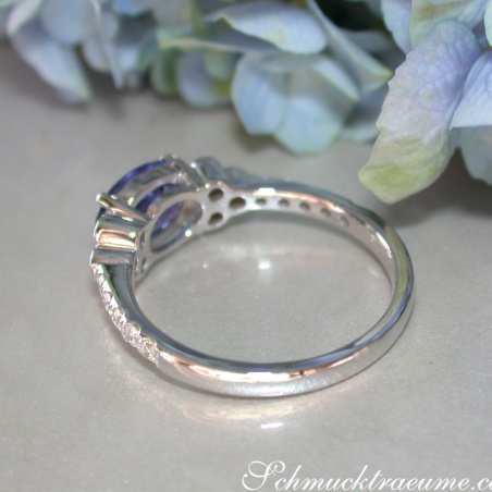 Femininer Tansanit Ring mit Brillanten