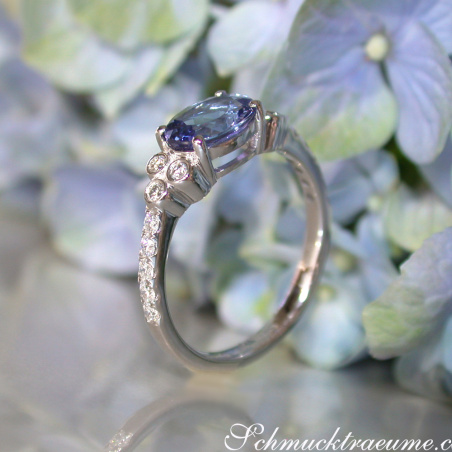 Femininer Tansanit Ring mit Brillanten