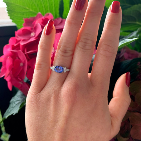Femininer Tansanit Ring mit Brillanten