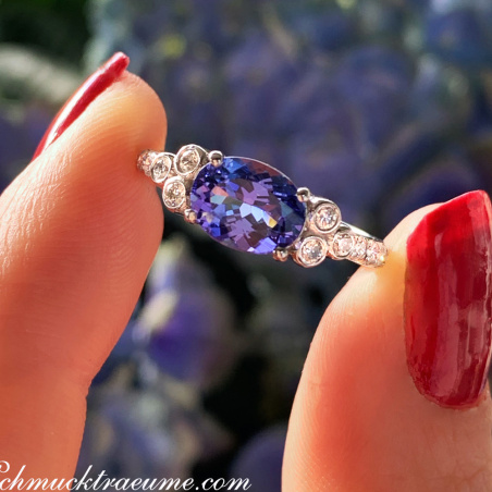 Femininer Tansanit Ring mit Brillanten