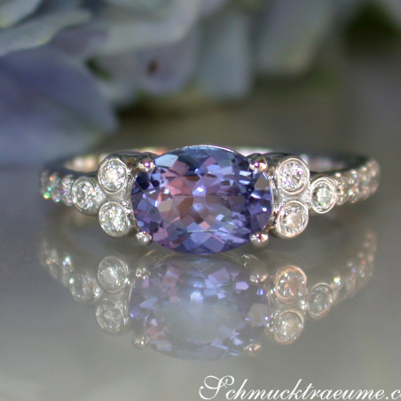 Femininer Tansanit Ring mit Brillanten