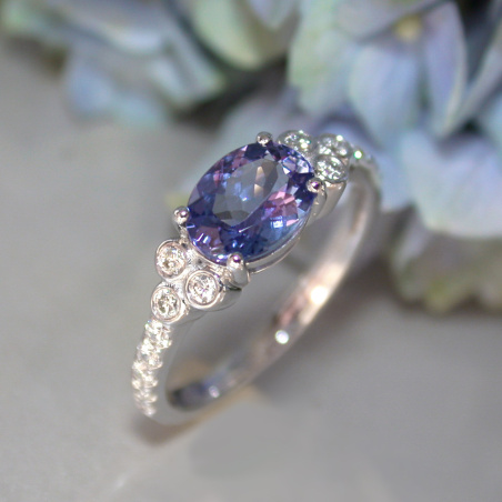 Femininer Tansanit Ring mit Brillanten
