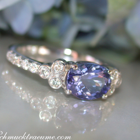Femininer Tansanit Ring mit Brillanten