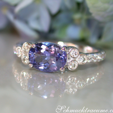 Femininer Tansanit Ring mit Brillanten