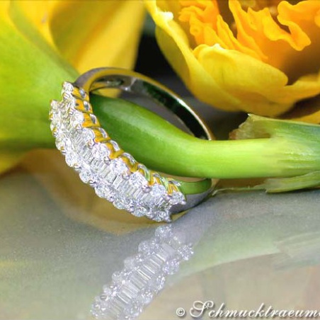 Timeless Diamond Ring with Baguette Diamonds in White gold 18k