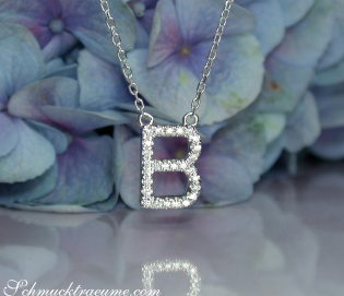 Zarte Halskette mit Brillanten Initiale