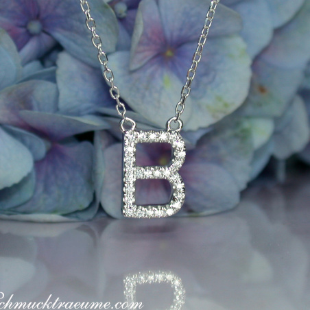 Zarte Halskette mit Brillanten Initiale