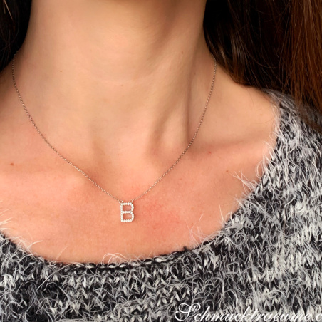 Zarte Halskette mit Brillanten Initiale