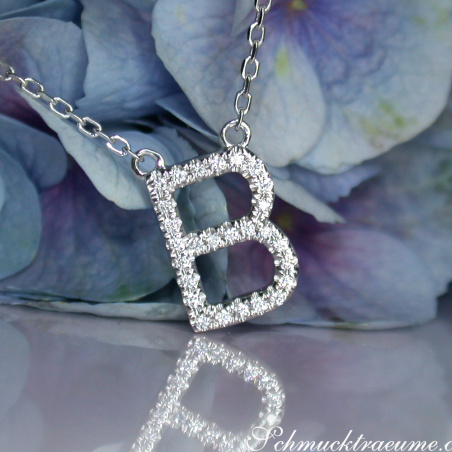 Zarte Halskette mit Brillanten Initiale