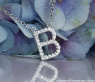 Zarte Halskette mit Brillanten Initiale