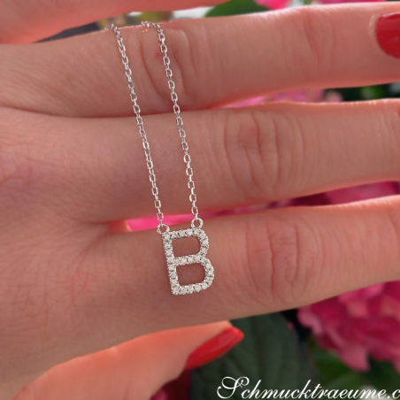 Zarte Halskette mit Brillanten Initiale