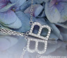 Zarte Halskette mit Brillanten Initiale