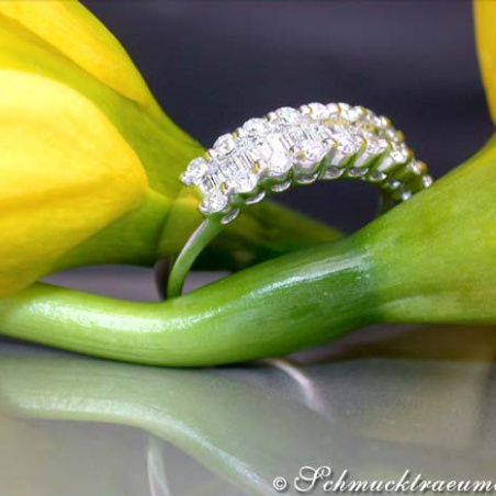 Timeless Diamond Ring with Baguette Diamonds in White gold 18k