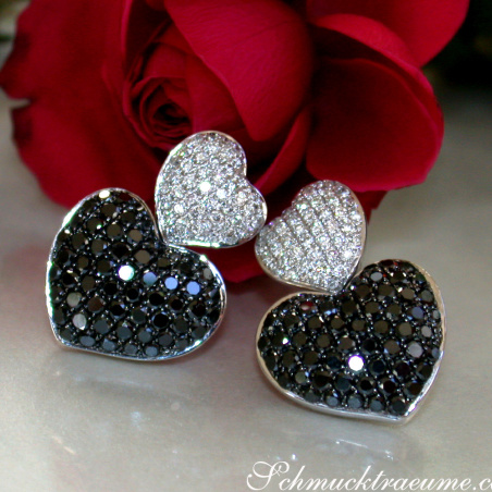Herz Ohrstecker mit schwarzen und weißen Diamanten