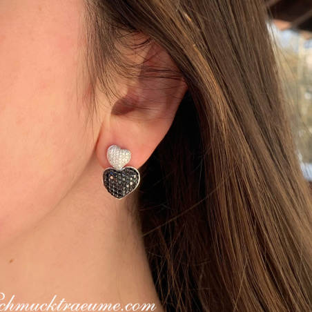 Herz Ohrstecker mit schwarzen und weißen Diamanten