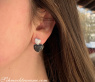 Herz Ohrstecker mit schwarzen und weißen Diamanten