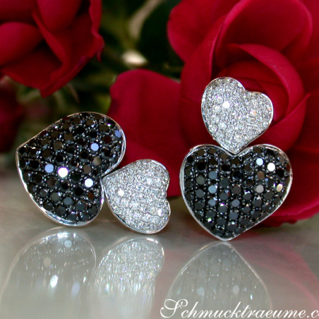 Herz Ohrstecker mit schwarzen und weißen Diamanten