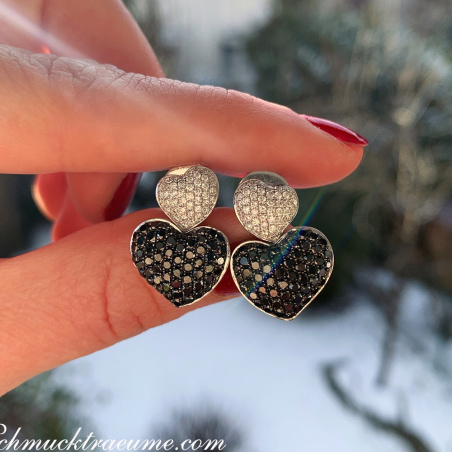 Herz Ohrstecker mit schwarzen und weißen Diamanten