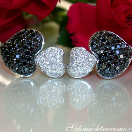 Herz Ohrstecker mit schwarzen und weißen Diamanten