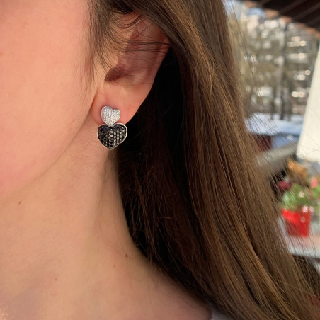 Herz Ohrstecker mit schwarzen und weißen Diamanten
