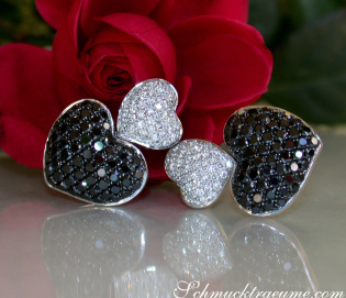 Herz Ohrstecker mit schwarzen und weißen Diamanten