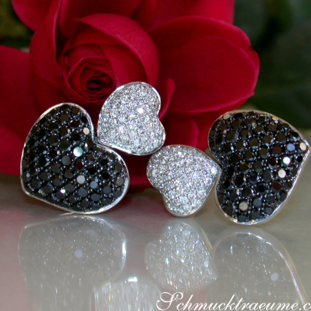 Herz Ohrstecker mit schwarzen und weißen Diamanten
