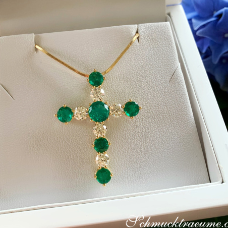 Opulenter Kreuz Anhänger mit Brillanten und Smaragden