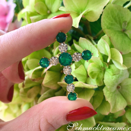 Opulenter Kreuz Anhänger mit Brillanten und Smaragden