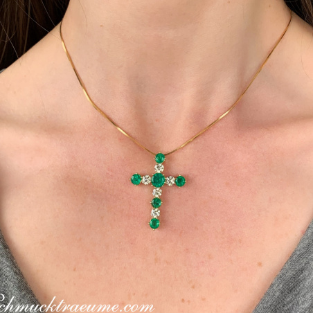Opulenter Kreuz Anhänger mit Brillanten und Smaragden