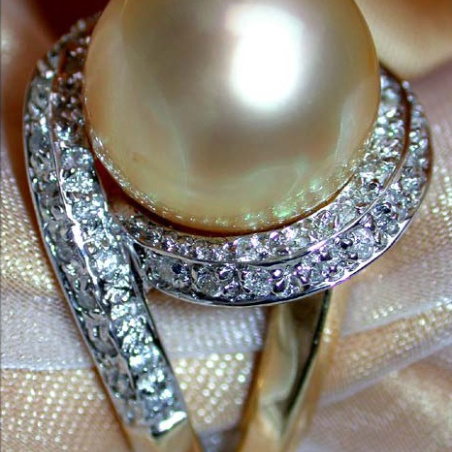 Goldene Südseeperle Ring mit Brillanten