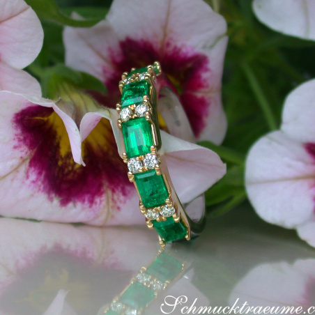 Stattlicher Smaragd Ring mit Brillanten in Bicolor Fertigung