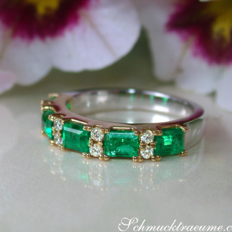 Stattlicher Smaragd Ring mit Brillanten in Bicolor Fertigung