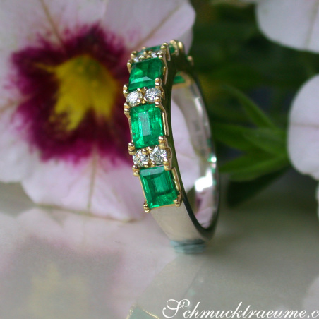 Stattlicher Smaragd Ring mit Brillanten in Bicolor Fertigung