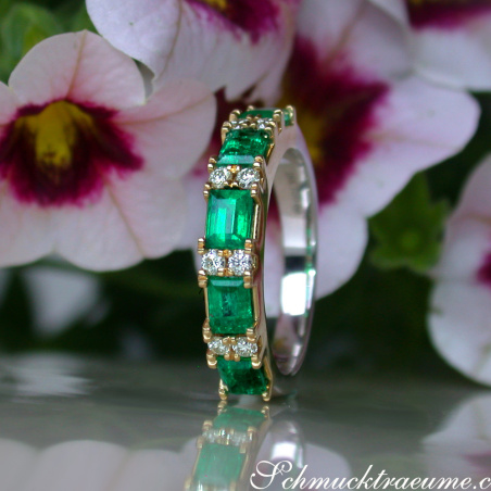Stattlicher Smaragd Ring mit Brillanten in Bicolor Fertigung
