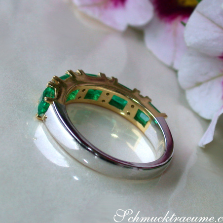 Stattlicher Smaragd Ring mit Brillanten in Bicolor Fertigung