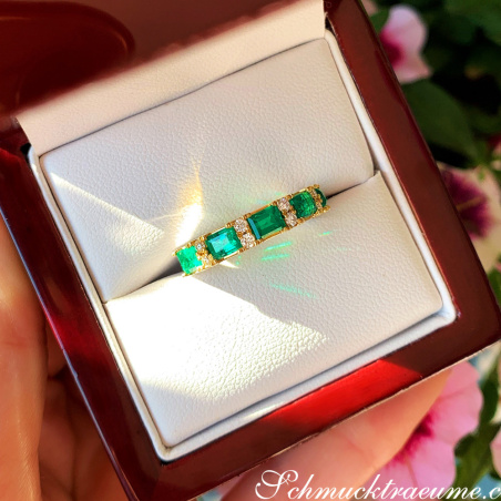 Stattlicher Smaragd Ring mit Brillanten in Bicolor Fertigung