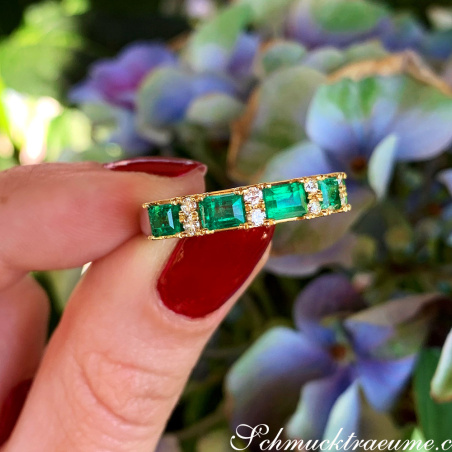 Stattlicher Smaragd Ring mit Brillanten in Bicolor Fertigung