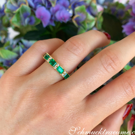 Stattlicher Smaragd Ring mit Brillanten in Bicolor Fertigung