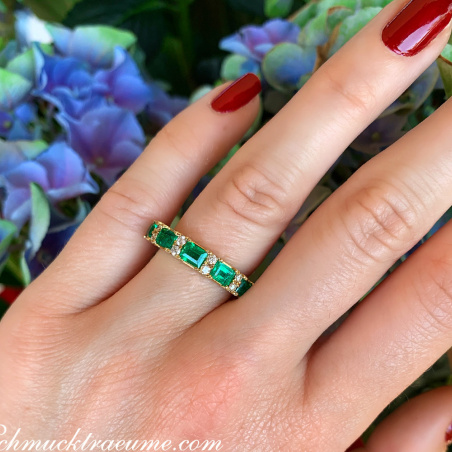 Stattlicher Smaragd Ring mit Brillanten in Bicolor Fertigung