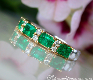 Stattlicher Smaragd Ring mit Brillanten in Bicolor Fertigung