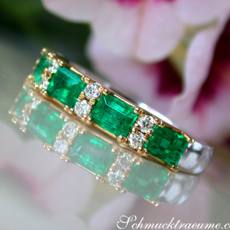 Stattlicher Smaragd Ring mit Brillanten in Bicolor Fertigung